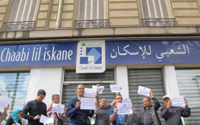 Des MRE manifestent devant « Chaabi Lil Iskan » à Paris