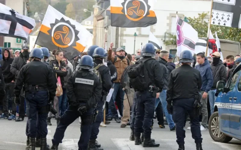 Un Maghrébin tabassé par des manifestants d'extrême droite dans le Morbihan