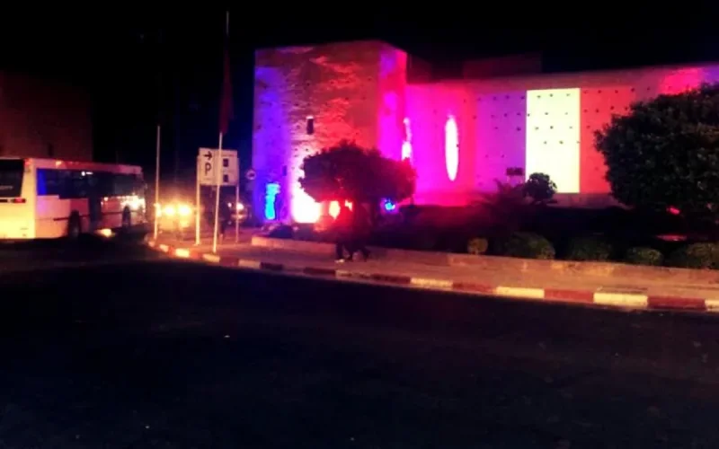 La ville de Marrakech en bleu, blanc et rouge (photo)