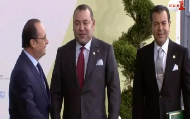 Mohammed VI et Moulay Rachid accueillis par François Hollande (vidéo)