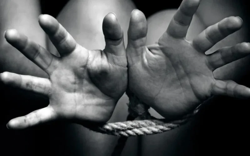 Insolite : une fillette kidnappe son frère et demande une rançon de 50.000 dirhams