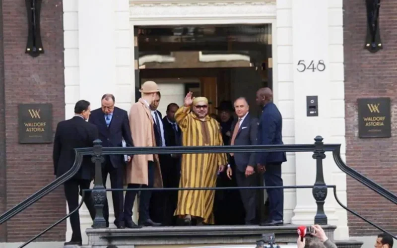 Le passage du Roi Mohammed VI à Amsterdam ne fait pas que des heureux