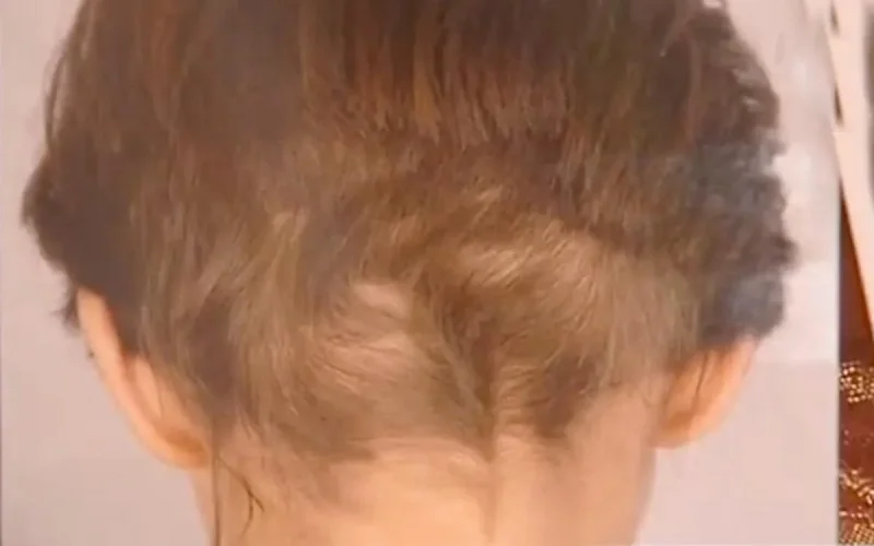 On lui coupe les cheveux car sa coiffure est non islamique (vidéo)