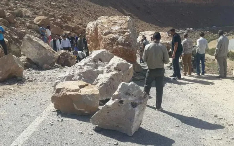 Des blocs de pierres tombent sur la route d'Errachidia (photos)