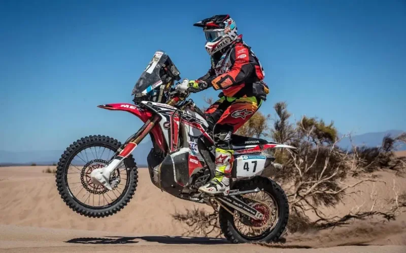 Des motards participant au rallye du Maroc arrêtés par des militaires