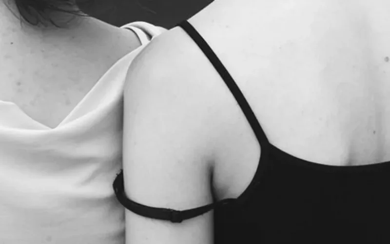 Homosexualité : la justice se prononce le 9 décembre sur le « baiser » de deux adolescentes