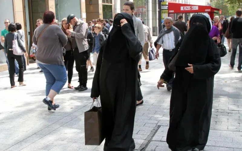 Pays-Bas : 410 euros d'amende pour le port d'un voile intégral