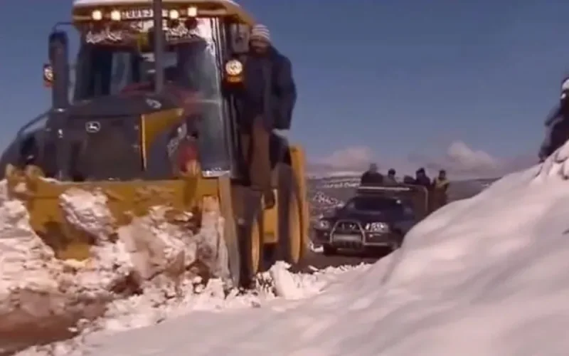 Maroc : les routes bloquées après de fortes chutes de neige (vidéo)