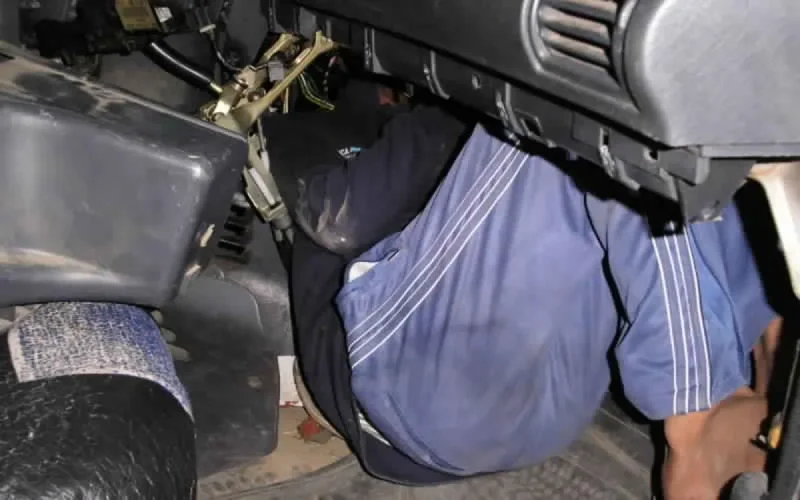 Un Marocain qui transportait un migrant dans le tableau de bord de sa voiture arrêté à Sebta 