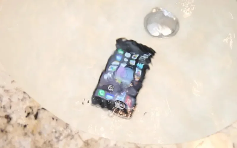 Insolite : un directeur de lycée noie les smartphones pour empêcher les élèves de les apporter