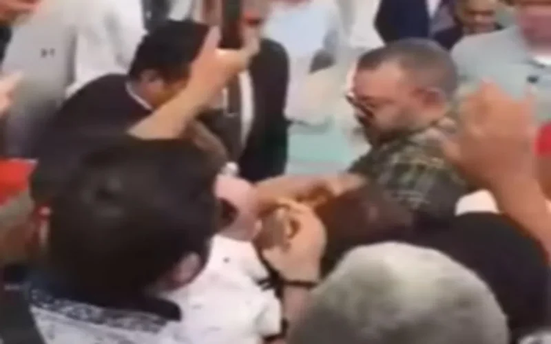 Le roi en colère contre un homme qui a tenté de lui glisser une lettre dans la poche (vidéo)