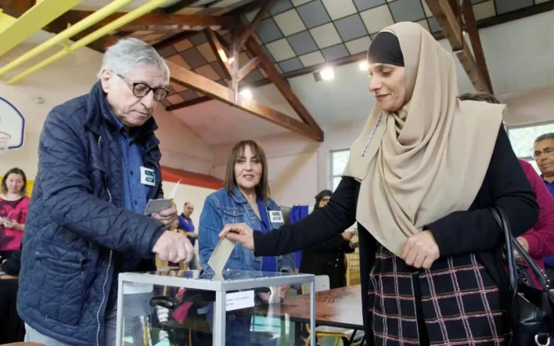 France : obligée d'enlever son foulard lors du vote, elle porte plainte