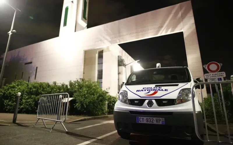 L'homme qui a foncé sur la foule à la mosquée de Créteil est un Arménien de 43 ans 