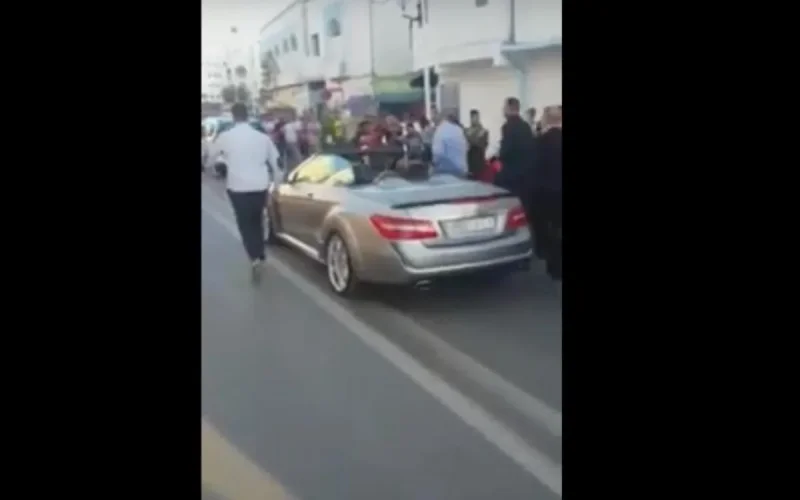 Le Roi Mohamed VI se balade en décapotable dans les rues de Martil (vidéo)