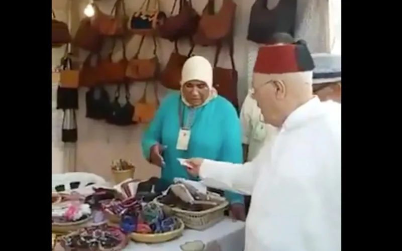 Un élu distribue publiquement de l'argent à des artisans (vidéo)