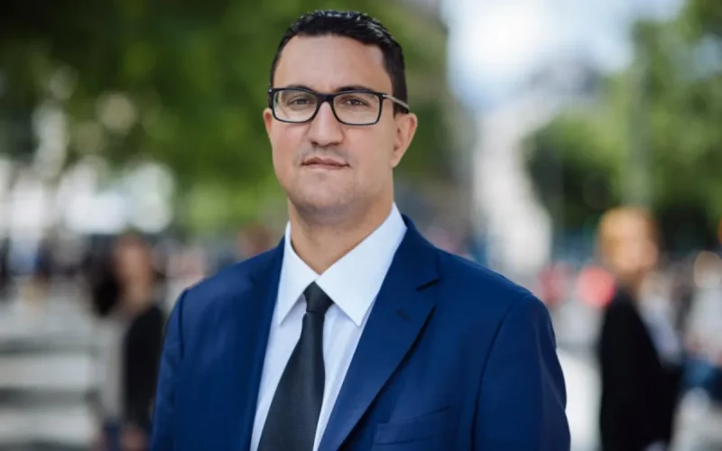 Traité de sale arabe, M'Jid El Guerrab frappe un responsable du PS à coups de casque