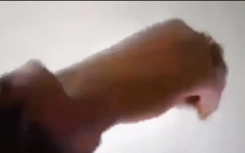 Le directeur d'école qui a évoqué des relations sexuelles pour inscrire une fille suspendu (vidéo)