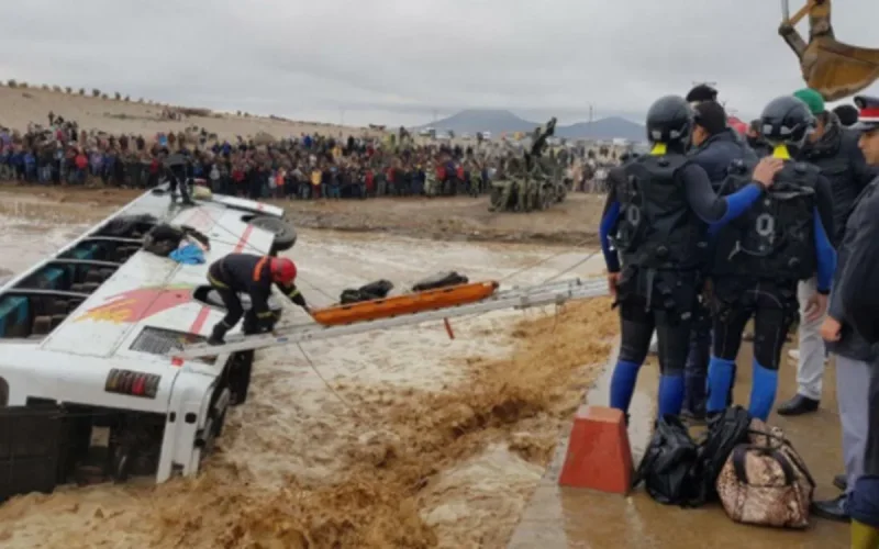 Maroc : un bus emporté par les eaux, un mort et 30 blessés à Tamansourt (vidéo)