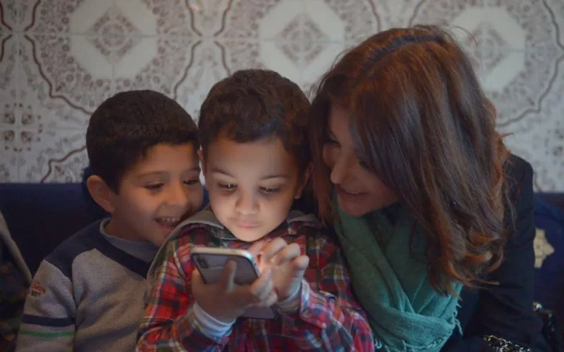 Samira Said rend visite aux orphelins de Tanger (vidéo)