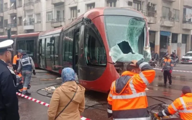 L'accident du tramway et du camion à Casablanca filmé en direct (vidéo)