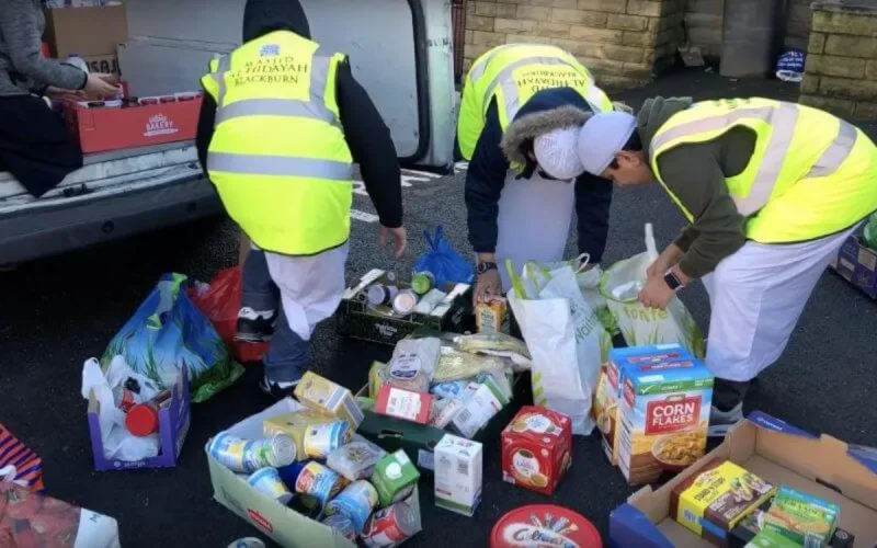 Grande-Bretagne : des Musulmans viennent en aide aux plus démunis pour Noël (vidéo)