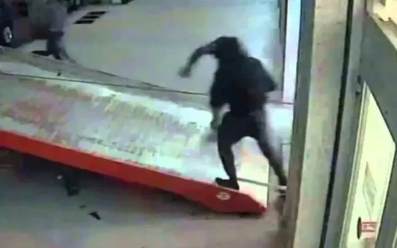 Un Subsaharien de 21 ans braque une banque à Fès