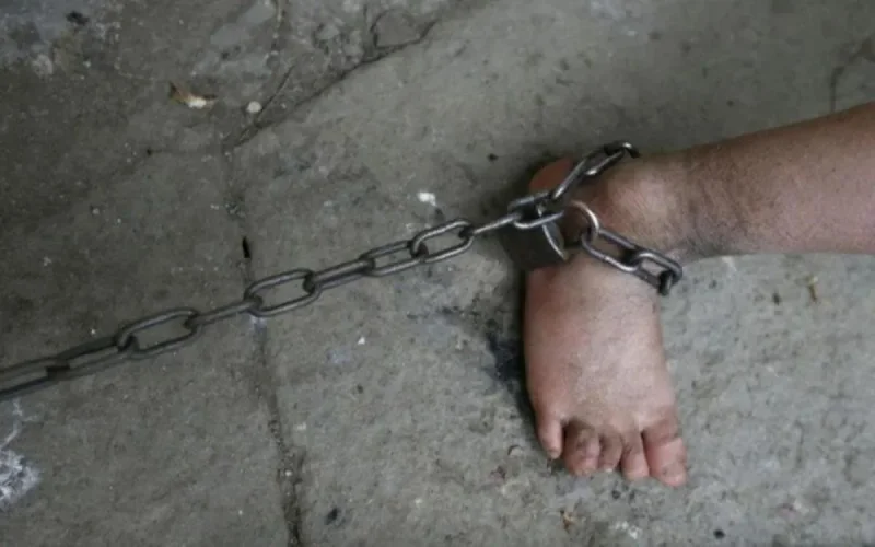 Maroc : arrestation d'un père pour avoir séquestré et enchainé sa fille