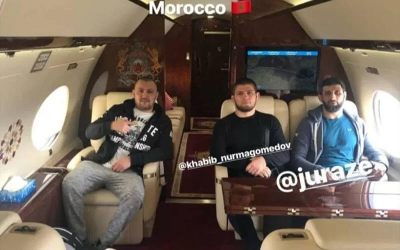 Khabib Nurmagomedov dans un jet privé avec les armoiries du Maroc (vidéo)