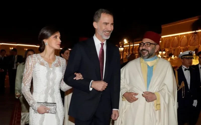 Galant, le roi Mohammed VI a donné son burnous à la reine d'Espagne qui avait froid