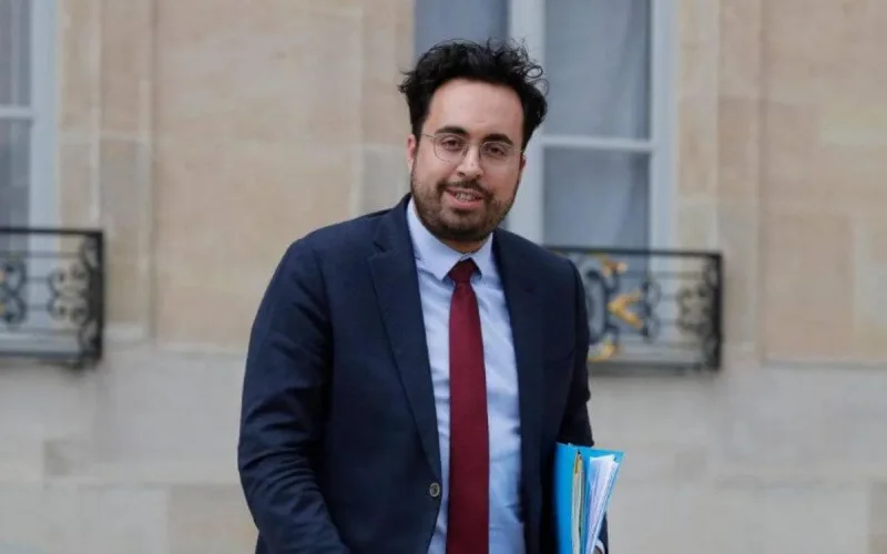 Mounir Mahjoubi paie pour être sondé et écrit lui-même les commentaires des résultats