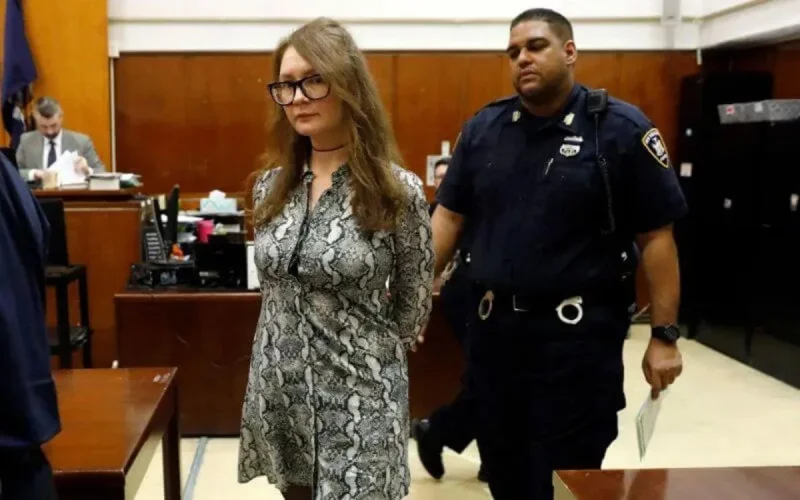 Etats-Unis : l'arnaqueuse glamour Anna Sorokin jugée coupable