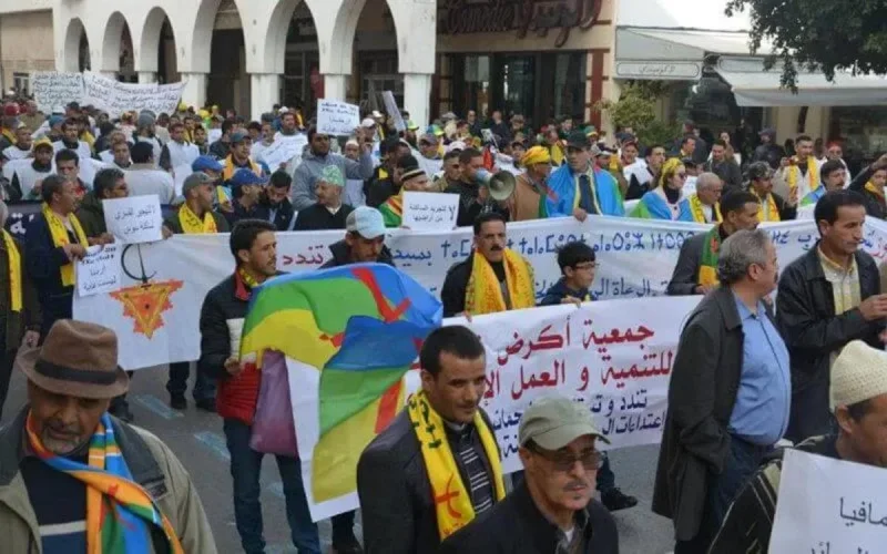 Maroc : passeport, carte d'identité et billets de banque en amazigh