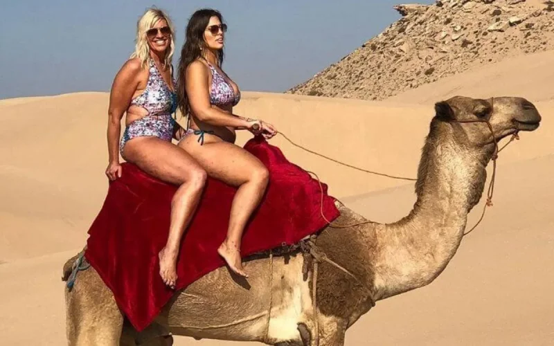 Maroc : Les critiques fusent sur Ashley Graham à cause d'un chameau monté à deux