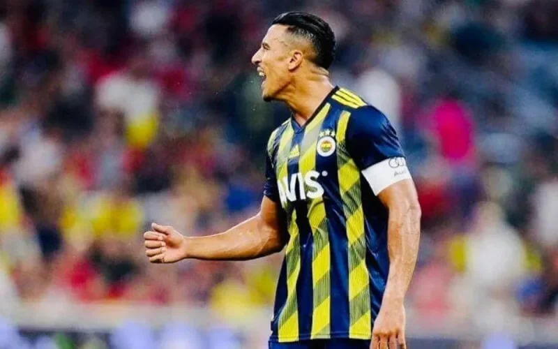 Sifflé par les supporters, Nabil Dirar a voulu quitter le terrain