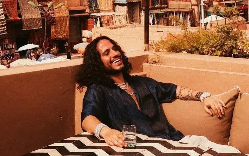 Le rappeur Russ passe du bon temps à Marrakech 