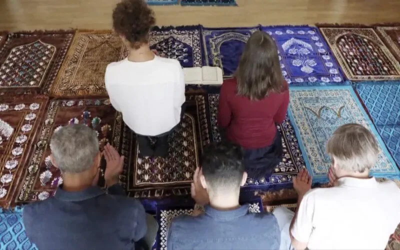 France : une femme imame dirige la première prière mixte