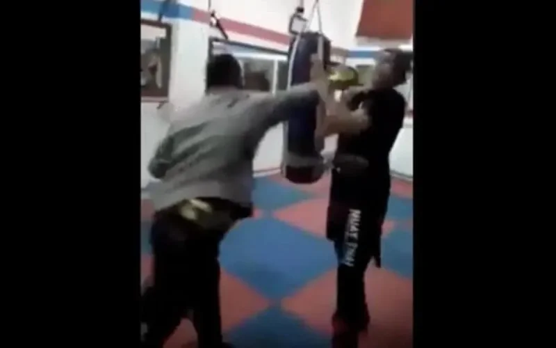 Maroc : un professeur de kick-boxing se déchaîne sur son élève (vidéo)