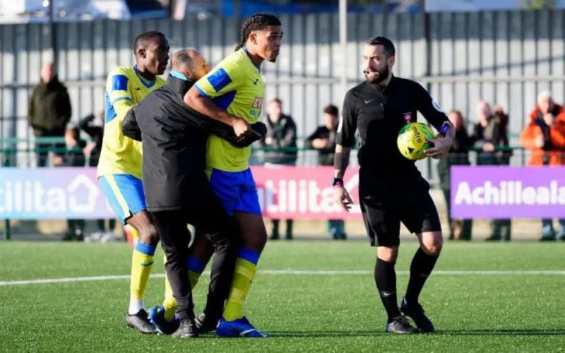 Angleterre : un match arrêté après des propos racistes