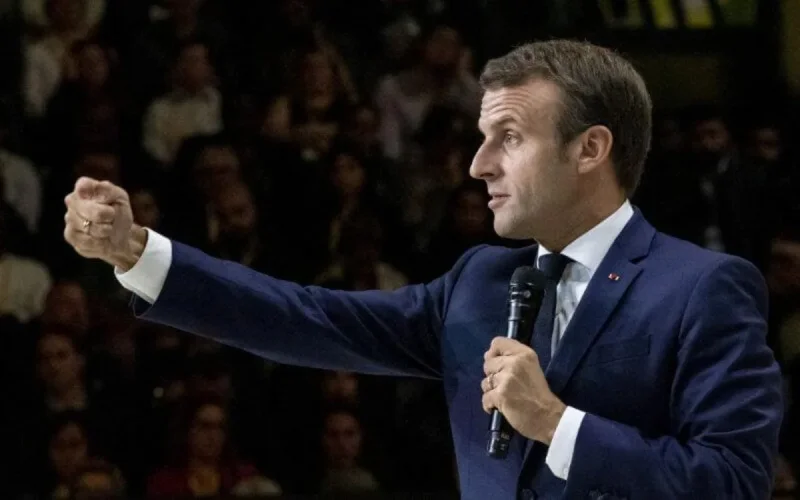 La position de Emmanuel Macron sur le voile attendue