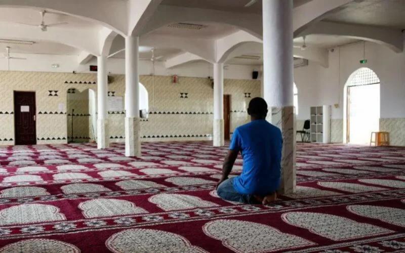 Maroc : un vieillard meurt en pleine prière dans une mosquée