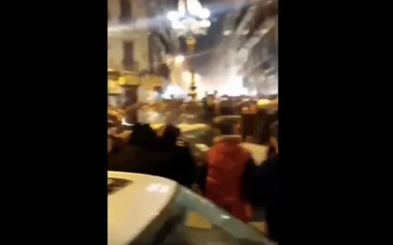 Algérie : des supporters du Raja de Casablanca défendent le Sahara marocain (vidéo)