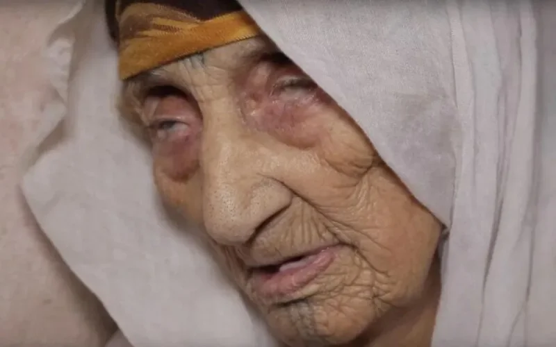 Le beau geste d'une ministre envers une pauvre septuagénaire aveugle (Vidéo)