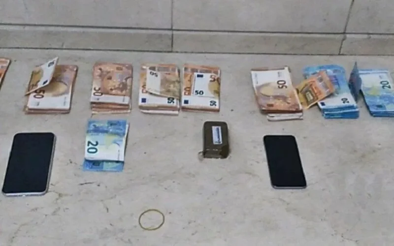 Espagne : la police arrête deux individus en possession de plus de 10 000 euros et de la drogue