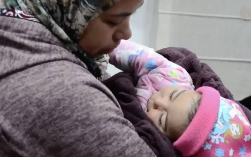 La police lui rend son bébé et lui réserve une surprise (vidéo)