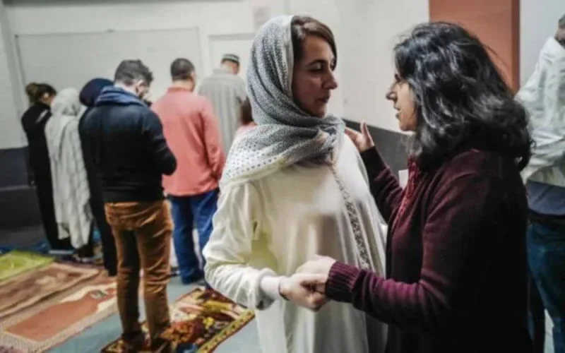 Paris : une imame prône la mixité à la mosquée
