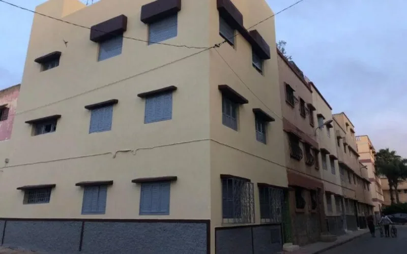 Surprise par son père, une adolescente se jette du 2e étage