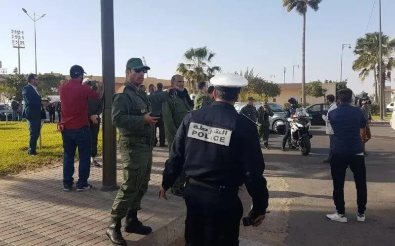Casablanca : un policier sort son arme