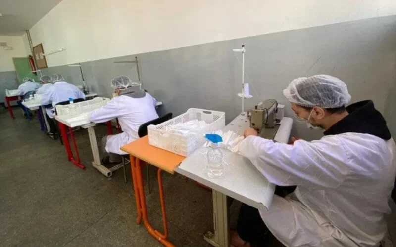 Dans les prisons marocaines, on fabrique aussi des masques