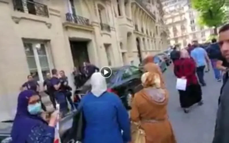 Des Marocains manifestent à Paris pour exiger leur rapatriement