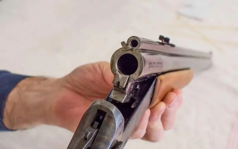 Un homme sort son arme à Casablanca